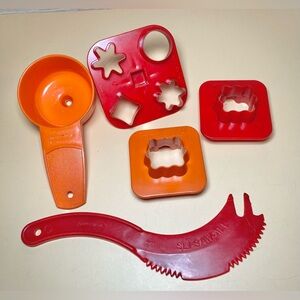 Vintage 1970s Tupperware Kitchen Gadget‎ Set Red Cookie Cutter